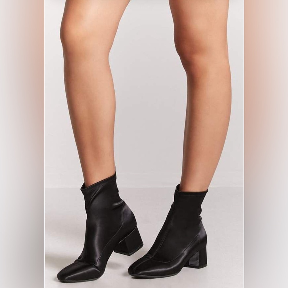 FOREVER 21 Like-new, Pitch Black Satin Pull on Booties with Pull Tab🔥🔥🔥